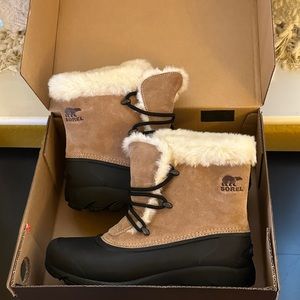 Women's SORREL Snow Angel Lace Boots- Size 9. NWT